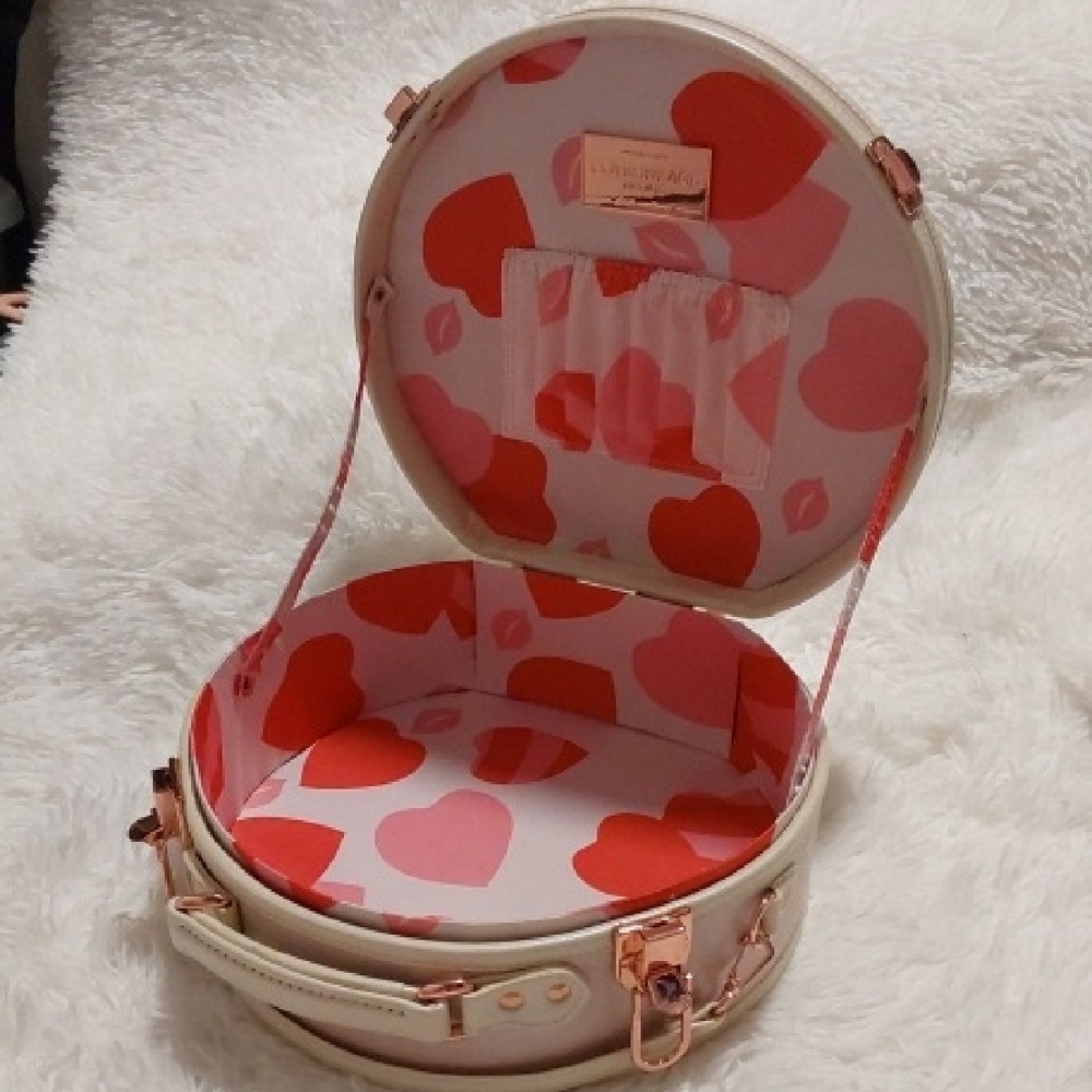 Round Luggage Case